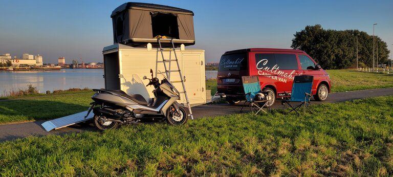 Dachzeltanhänger mit Motorrad an der Weser