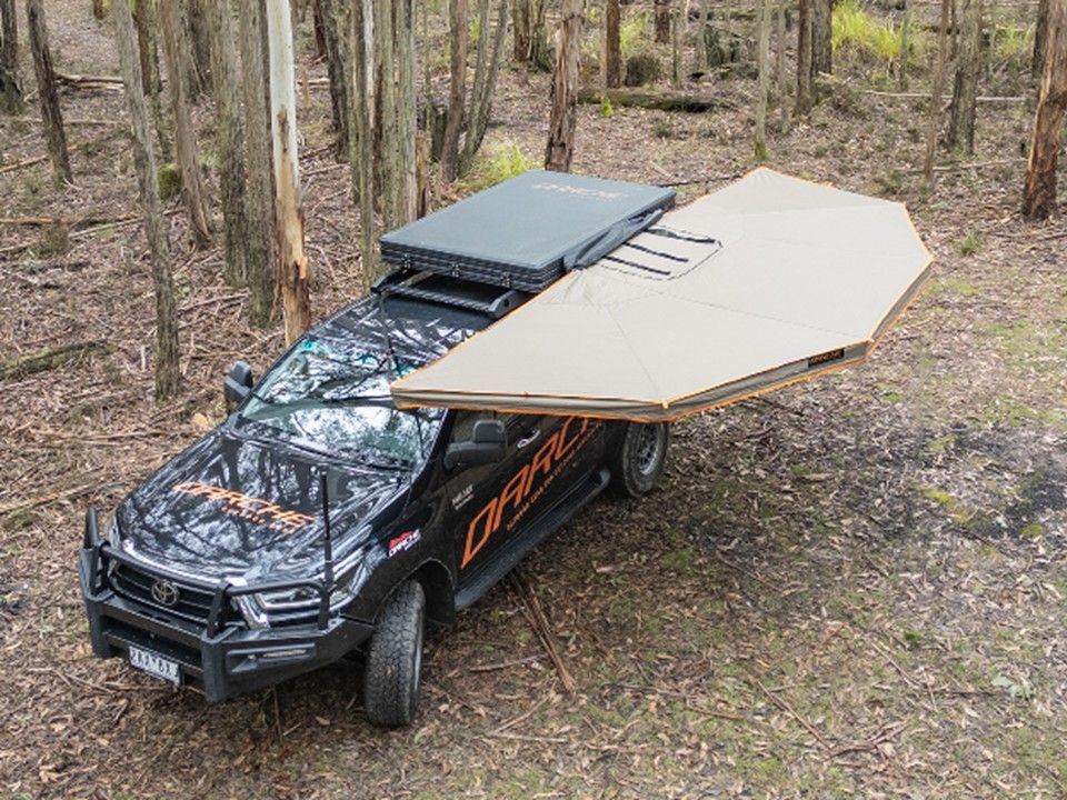 Darche-Fahrzeugmarkise an einem Geländewagen im Wald