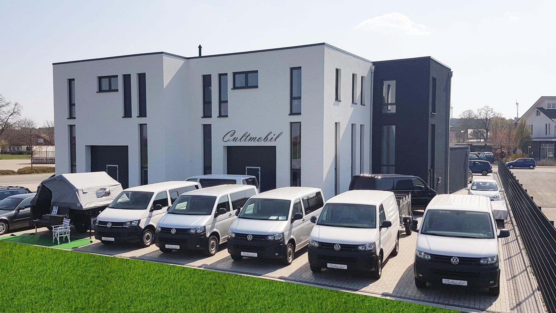 Firmengebäude von Cultmobil in Stuhr mit Campern auf dem Hof