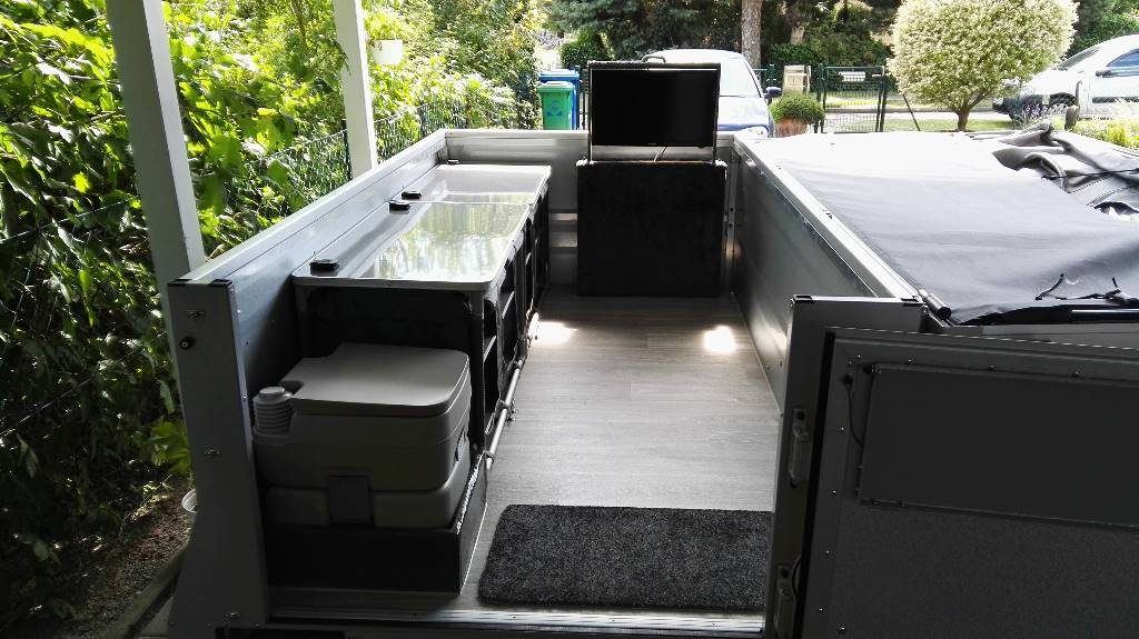 Klappcamper mit Kühlbox und Stauraum