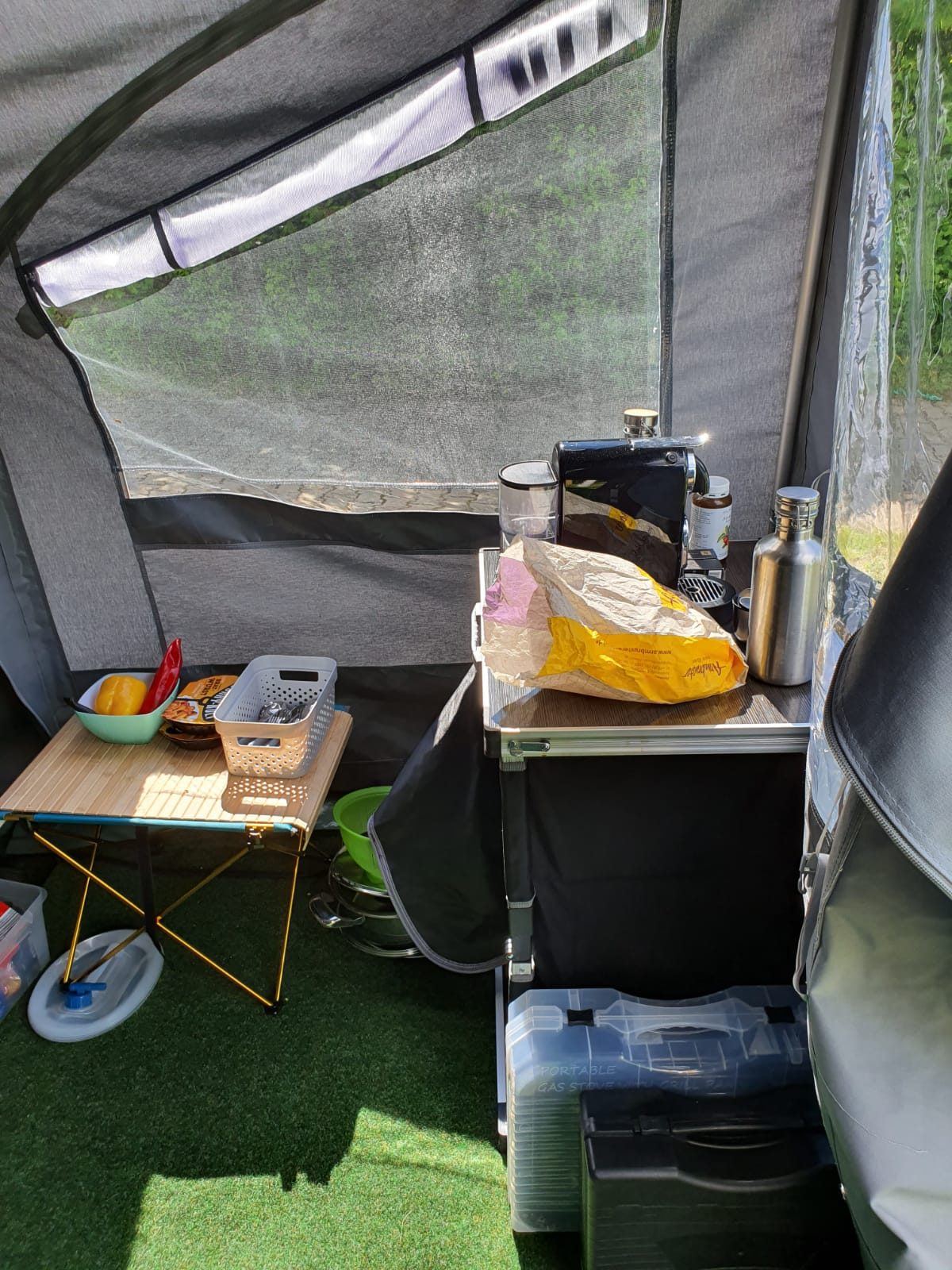 Klappcamper mit Vorzelt und Campingmöbeln