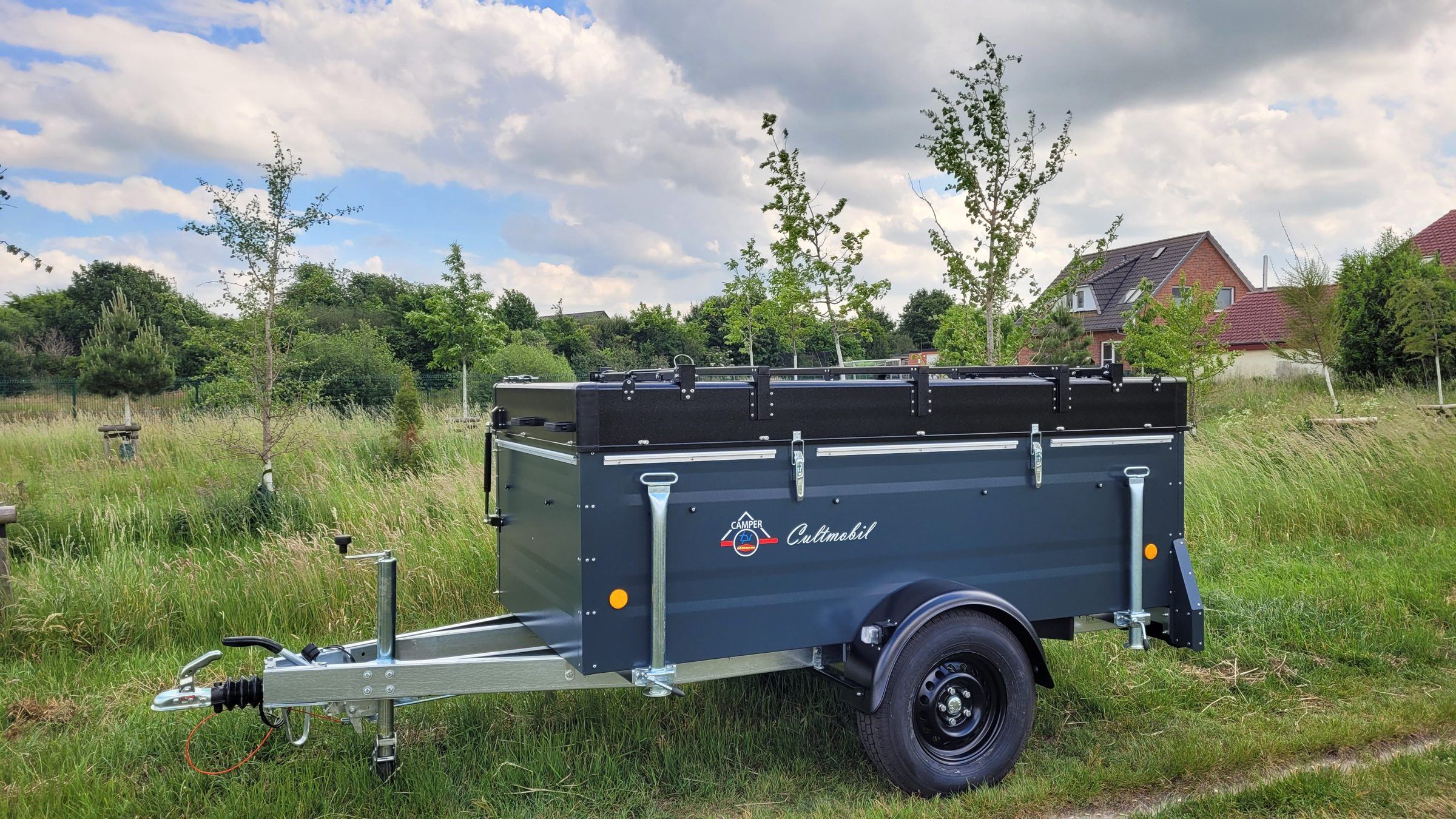 Zugeklappter Klappcamper als Kastenanhänger