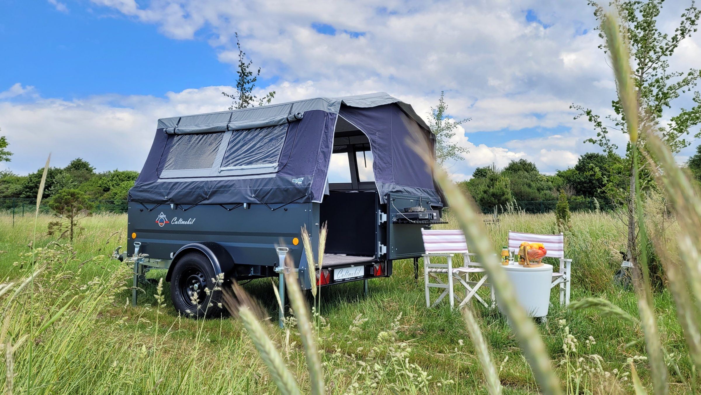 Aufgebauter Cultmobil Klappcamper auf einer Wiese