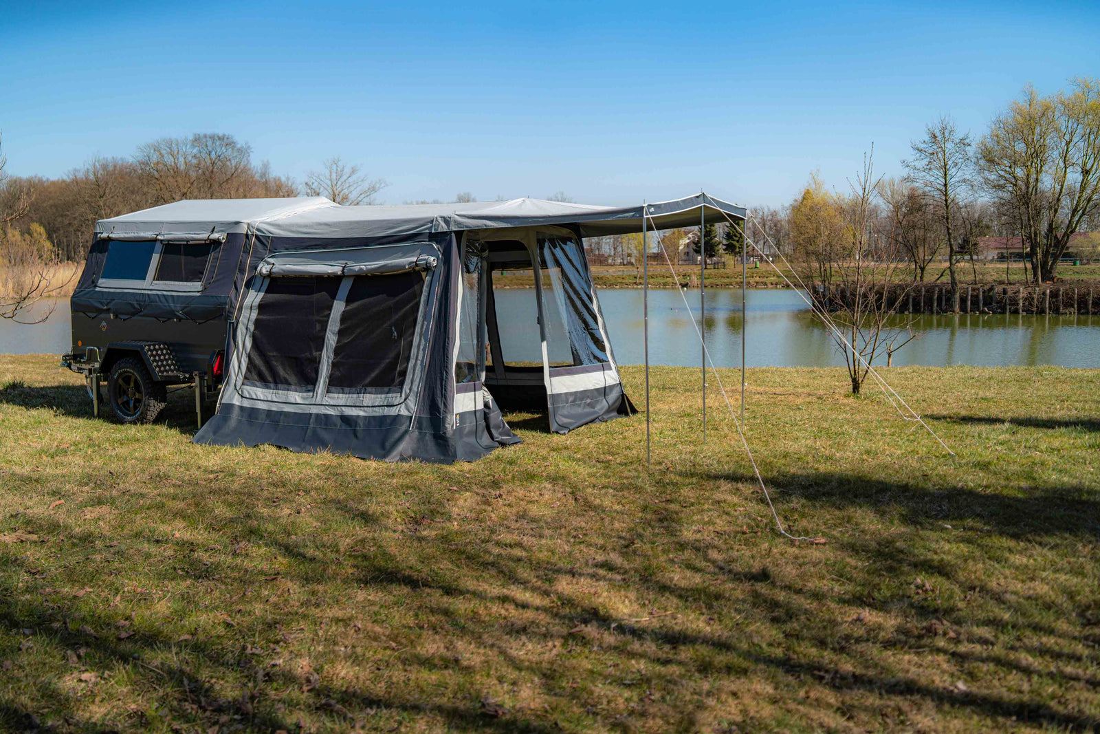 Klappcamper Offroad mit Vorzelt an einem See