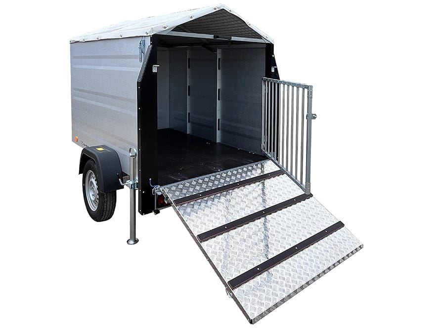 silberner Viehtransporter mit dreieckigem Planendach. Von hinten fotografiert mit geöffneter Rampe aus Aluriffelblech und geöffnetem Gittertor rechts. Holzboden und Schiebestützen