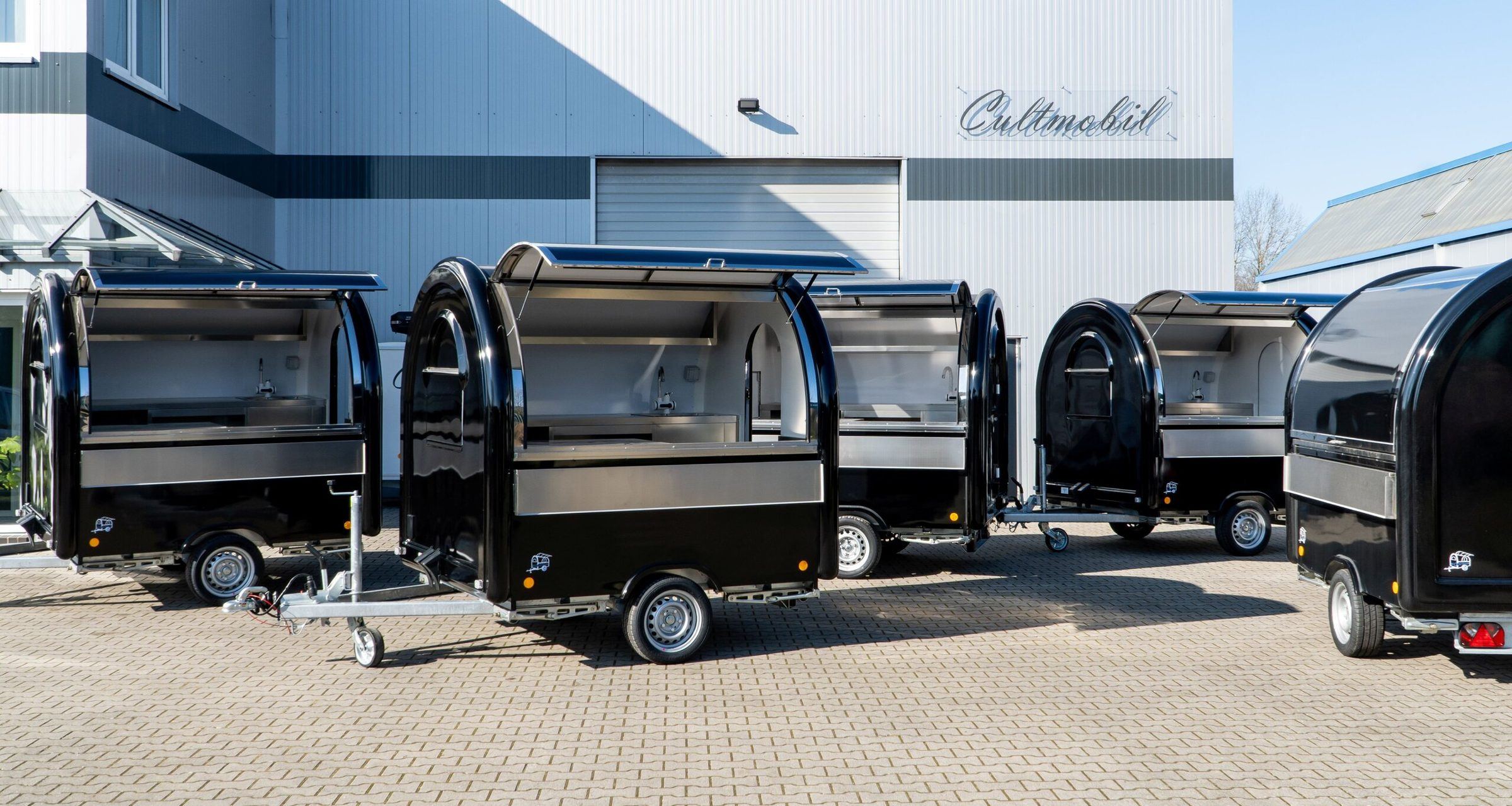 Mehrere Foodtrailer vor dem Cultmobil-Gebäude