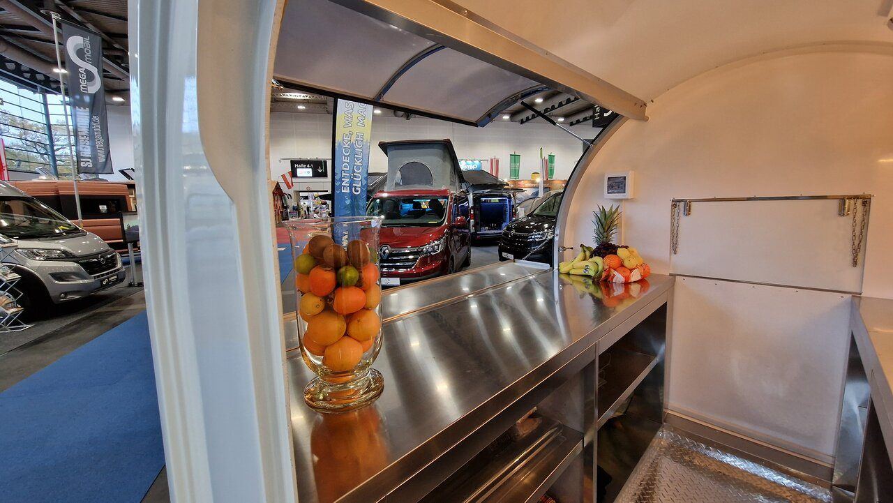 Ausgabe eines Foodtrailers mit Saftgläsern