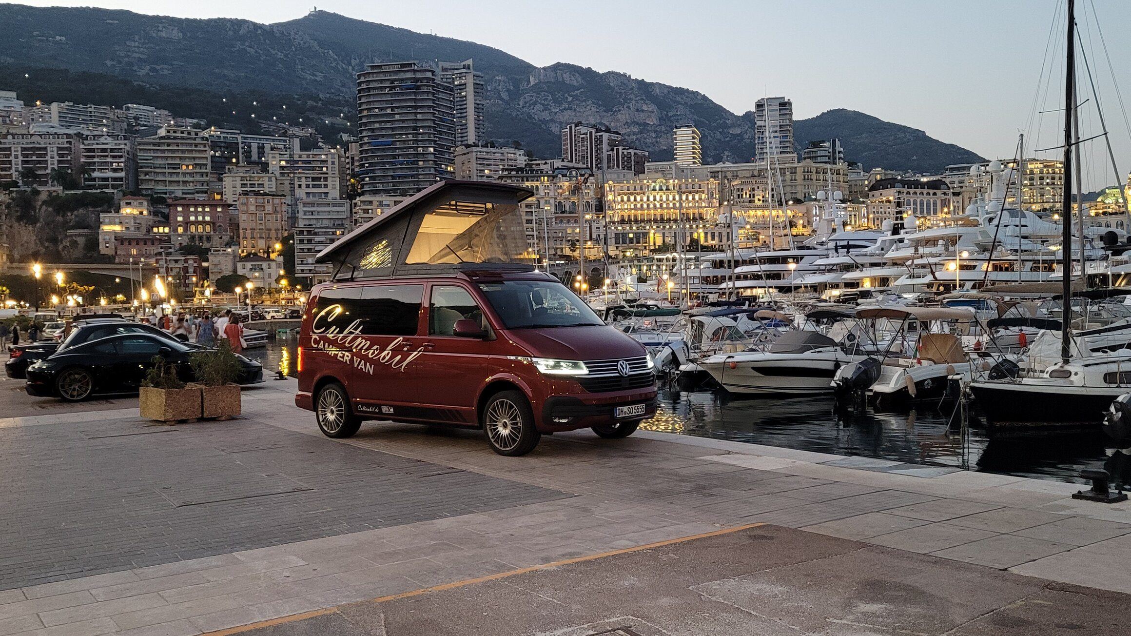Cultmobil mit Aufstelldach im Hafen von Monaco