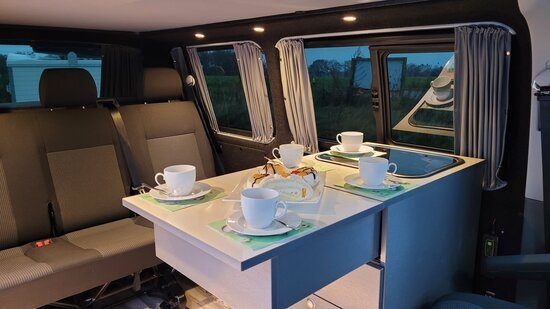 Tisch mit Kaffeetassen im Cultmobil