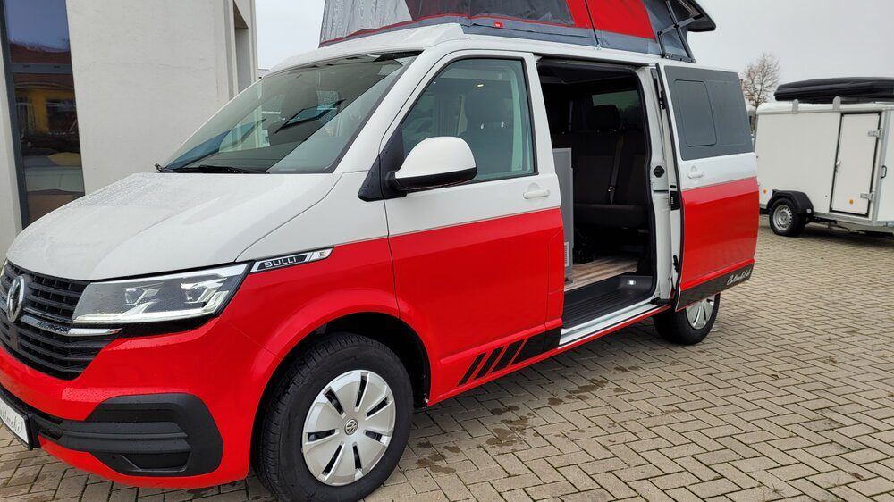 Küchenzeile mit Tisch in einem Cultmobil