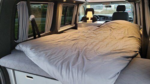 Bett im Cultmobil mit Blick nach vorn