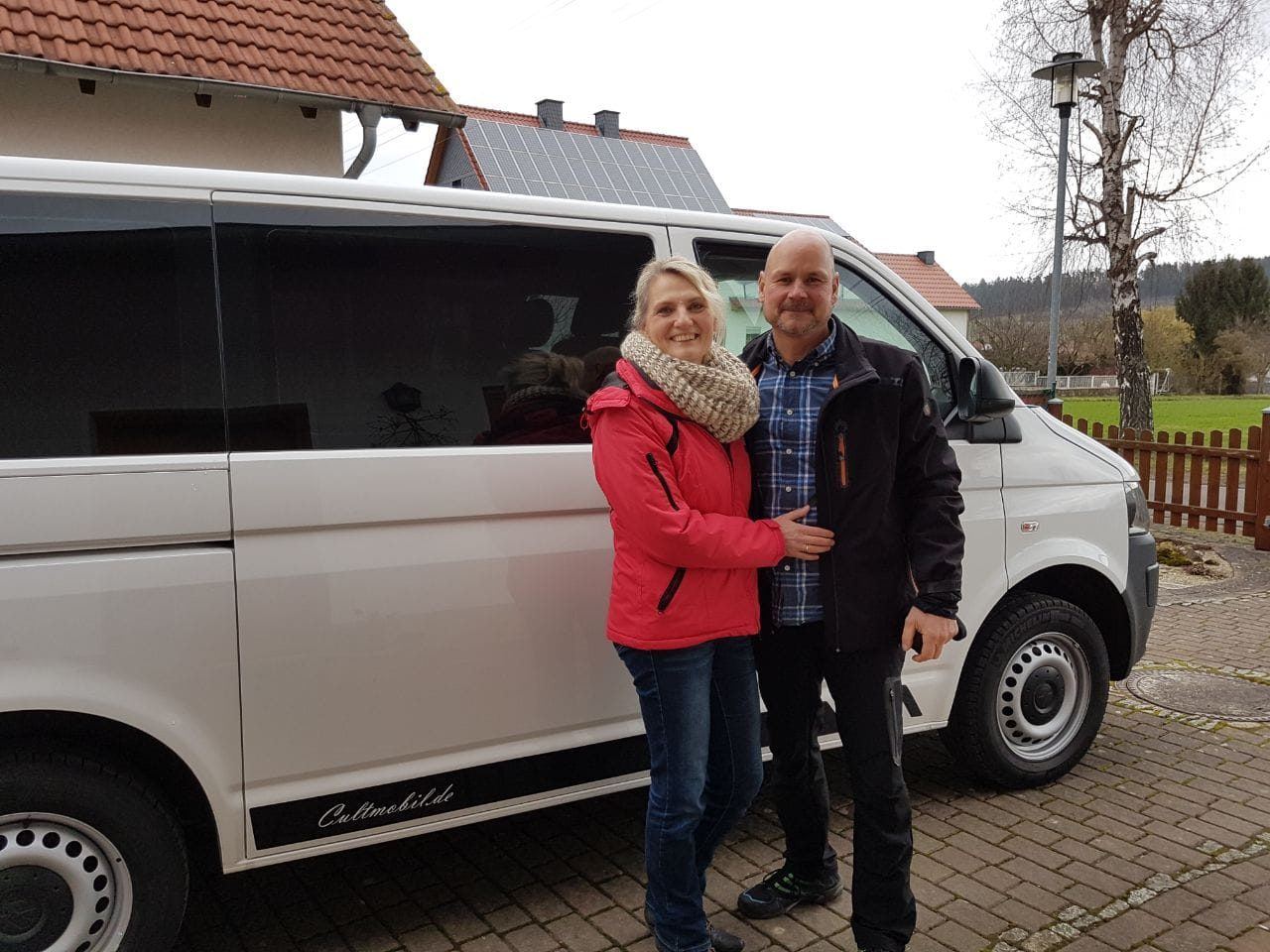 Kundin und Kunde vor ihrem Cultmobil