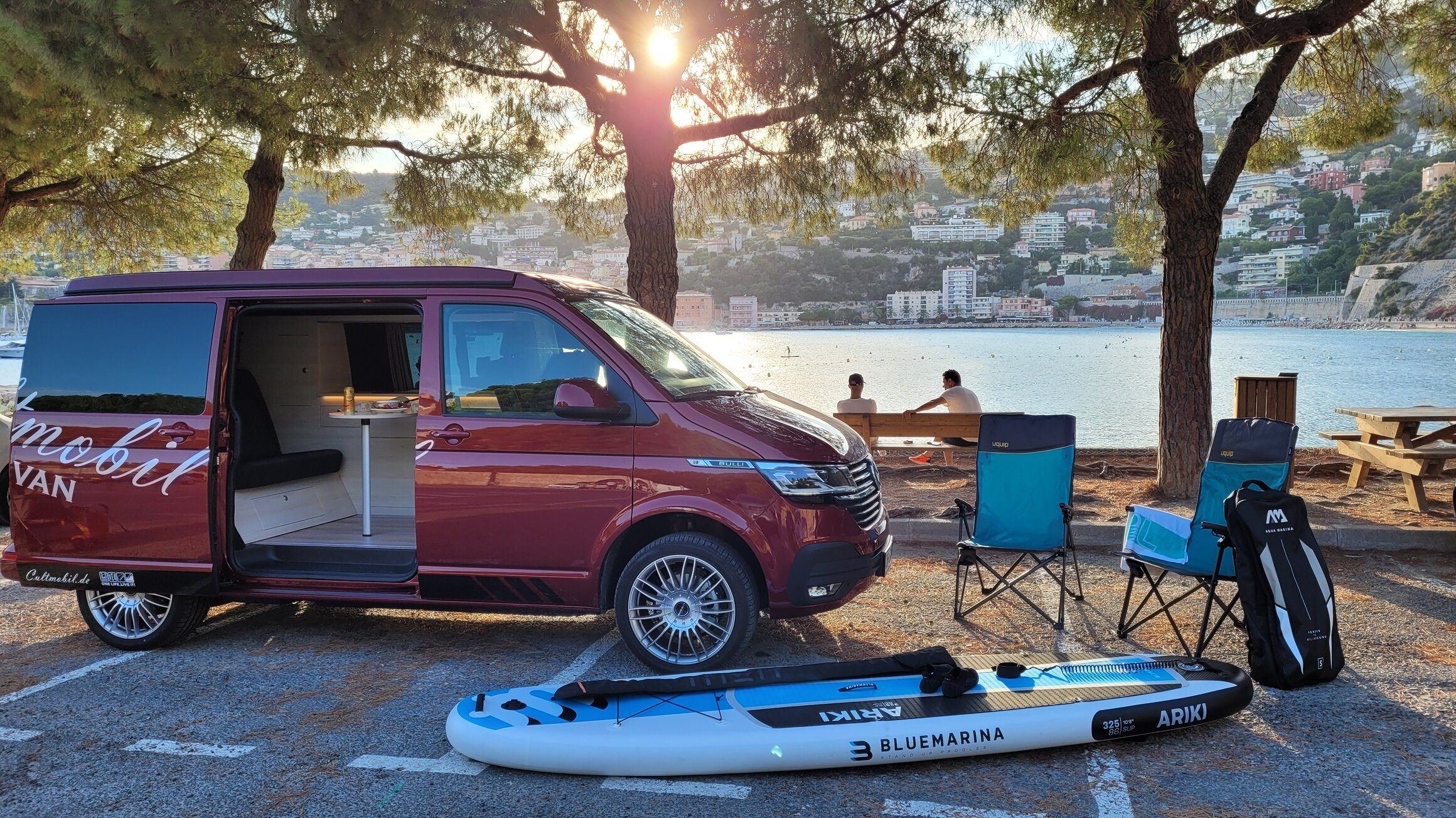 Cultmobil VW Camper mit Aufstelldach am Hafen von Nizza