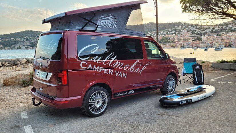 Cultmobil in Nizza am Strand