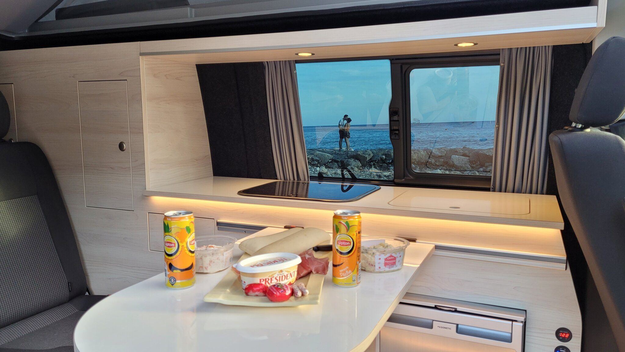 Blick aus dem Cultmobil mit Aufstelldach auf das Meer