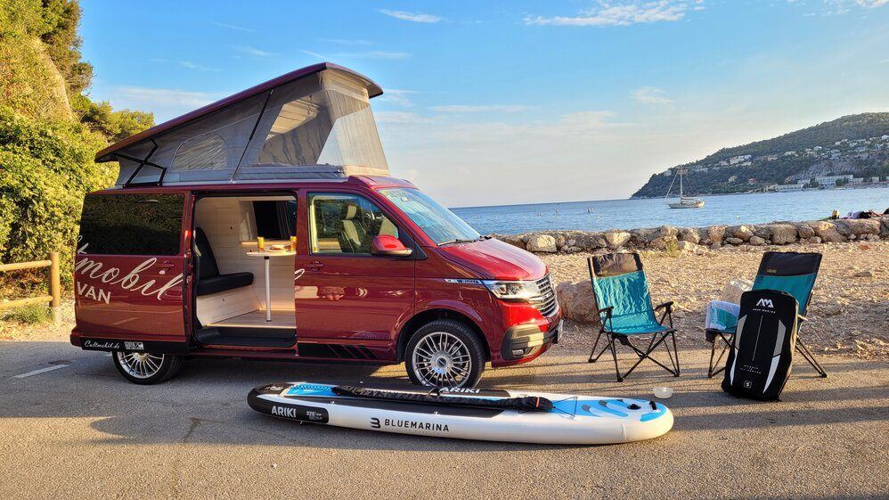 Cultmobil mit SUP-Board am Meer