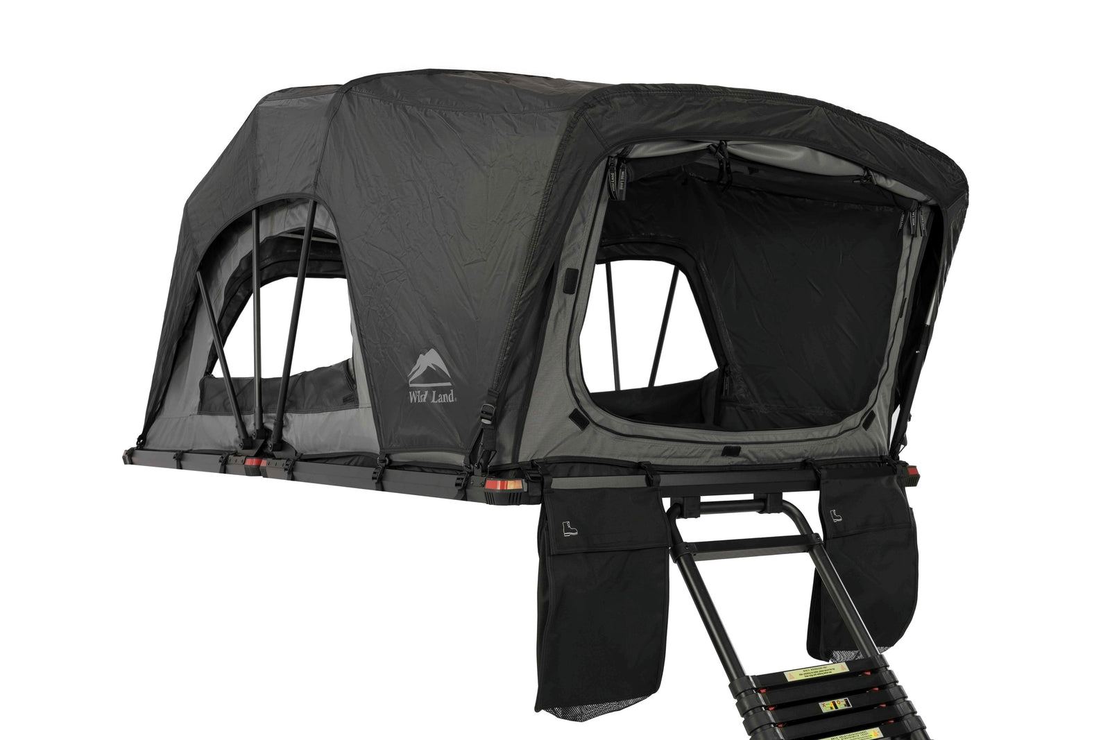 Dachzelt Softtop, leicht, aufgebaut, mit Leiter und Schuhsäcken. Seitenansicht mit gefönneten Fenstern.